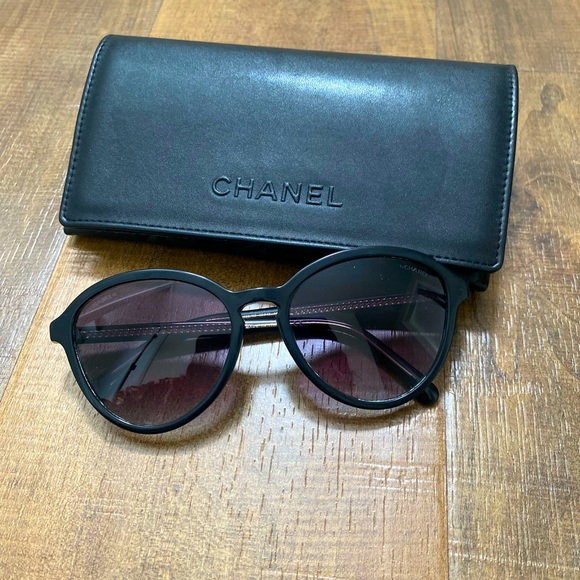 CHANEL Women’s Black Classic Round Sunglasses with gold detailing - Picture 3 of 16